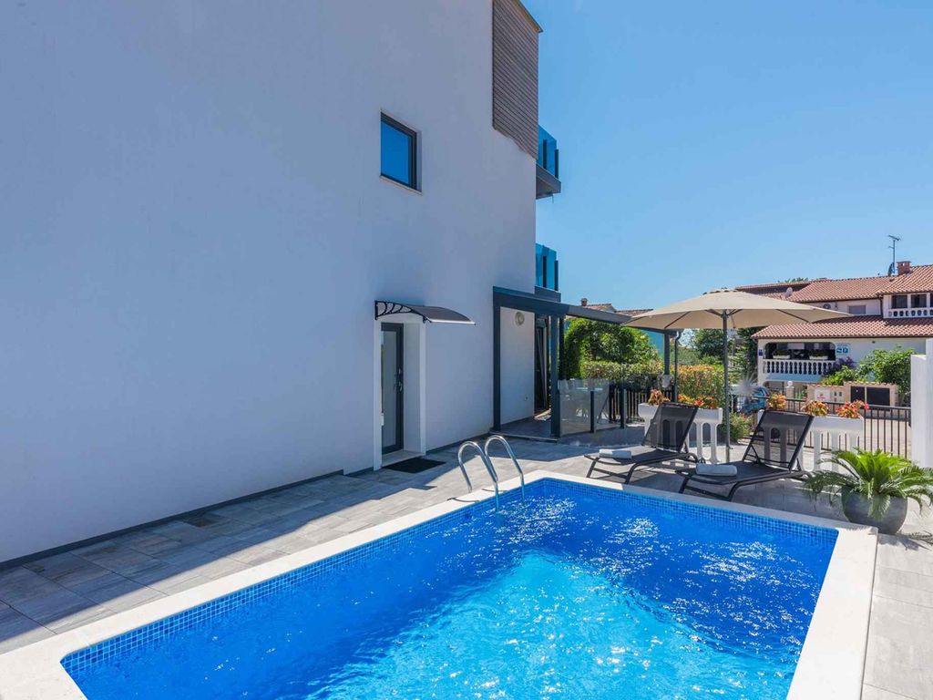 Modern eingerichtetes Apartment mit privatem Pool, zwei Schlafzimmern und Terrasse