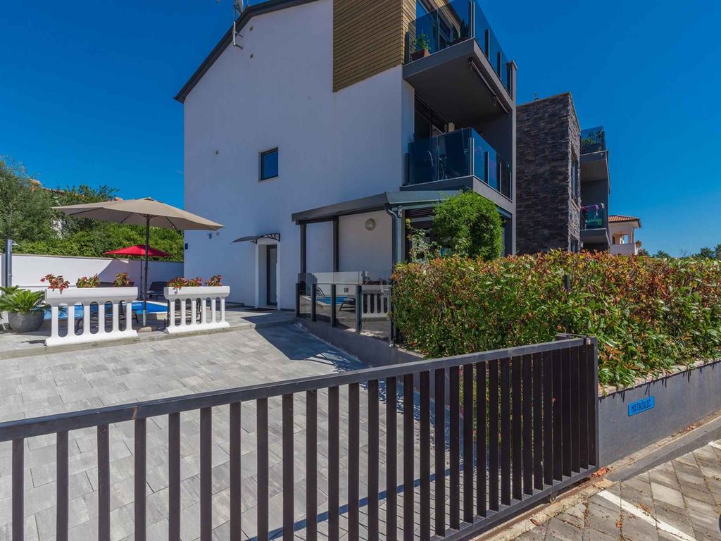 Modern eingerichtetes Apartment mit privatem Pool, zwei Schlafzimmern und Terrasse