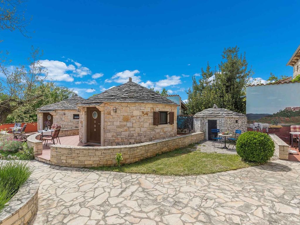 Ferienwohnung it Pool und Terrasse