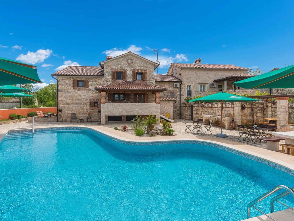 Ferienwohnung it Pool und Terrasse