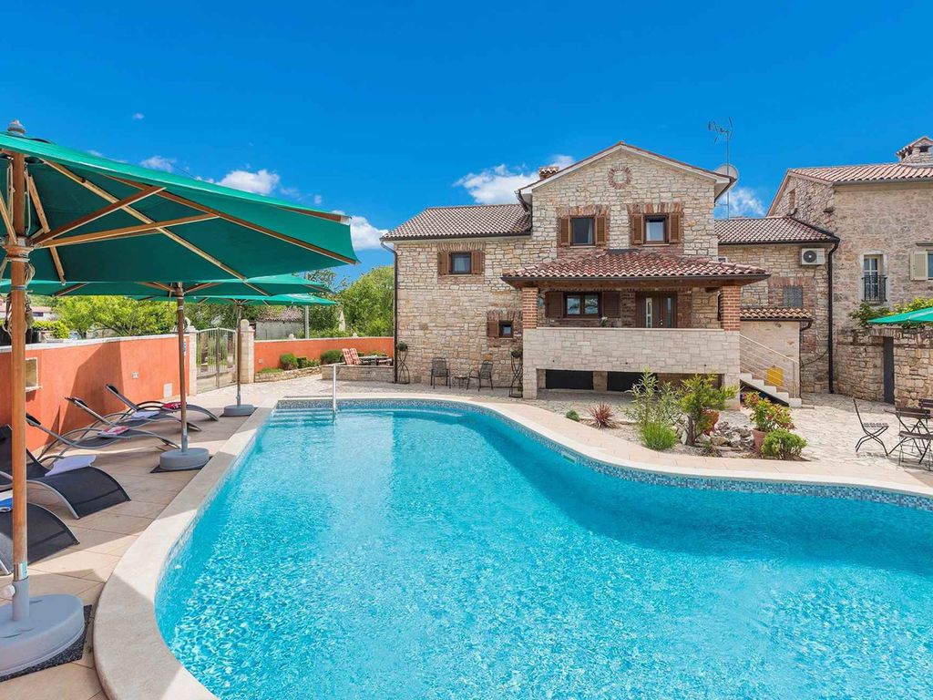 Ferienwohnung it Pool und Terrasse