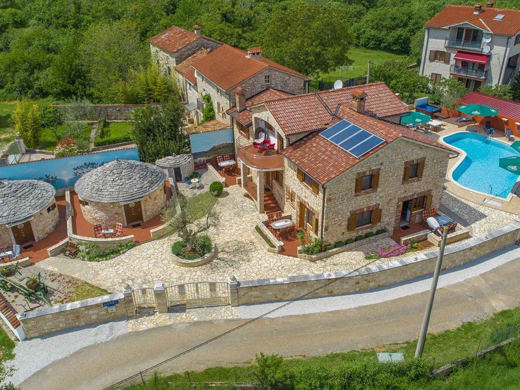 Ferienwohnung it Pool und Terrasse