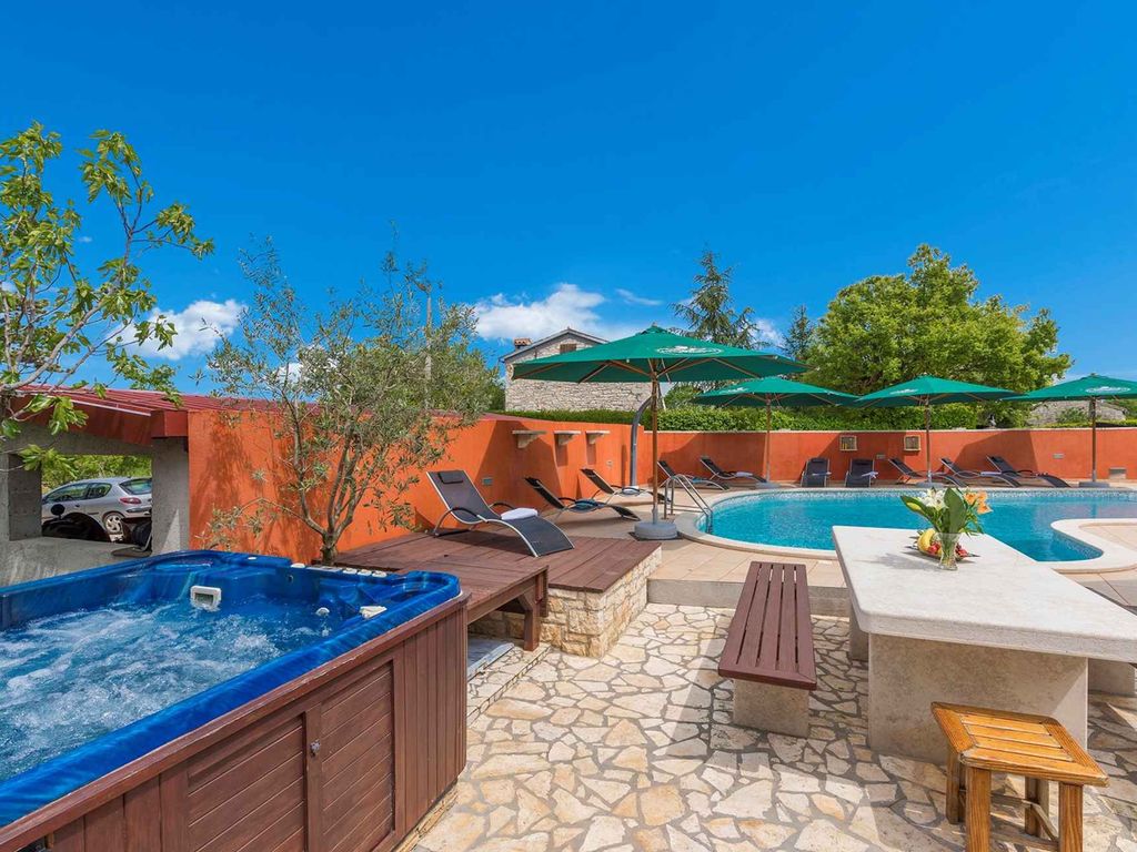 Ferienwohnung it Pool und Terrasse