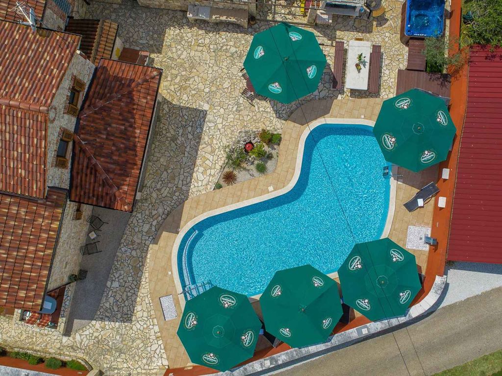 Ferienwohnung mit Pool und Terrasse
