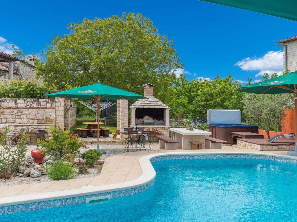 Ferienwohnung mit Pool und Terrasse