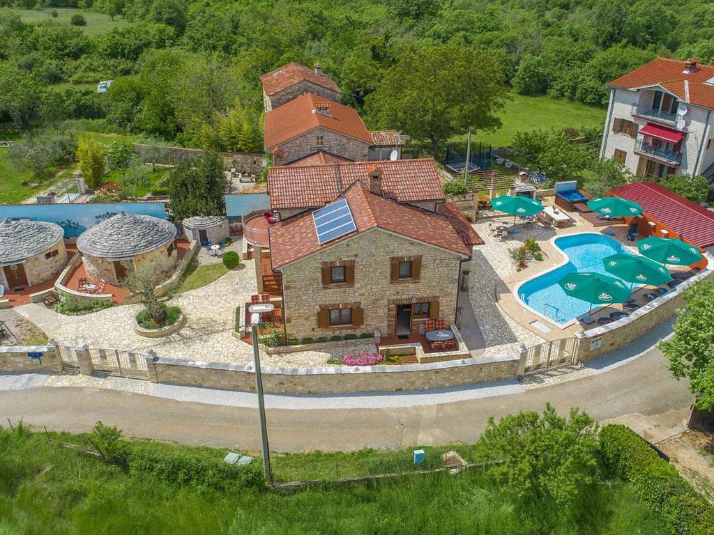 Ferienwohnung mit Pool und Terrasse