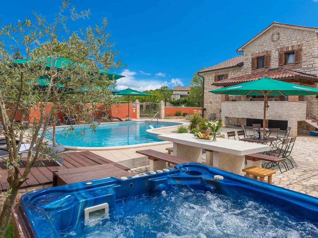 Ferienwohnung mit Pool und Terrasse