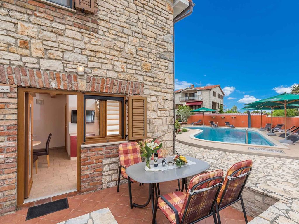 Ferienwohnung mit Terrasse und Pool