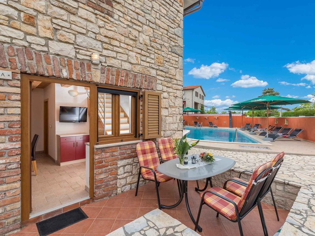 Ferienwohnung mit Terrasse und Pool