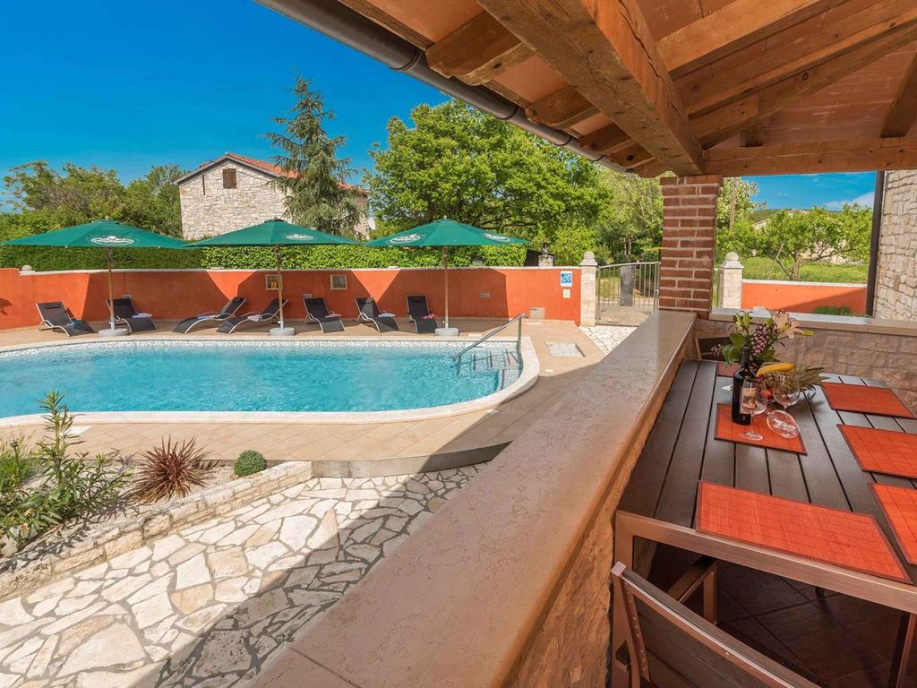 Ferienwohnung mit Pool und Terrasse