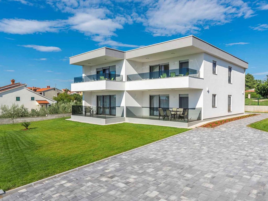 Eine schöne Wohnung mit Terrasse für 4 Personen in der Nähe von Porec