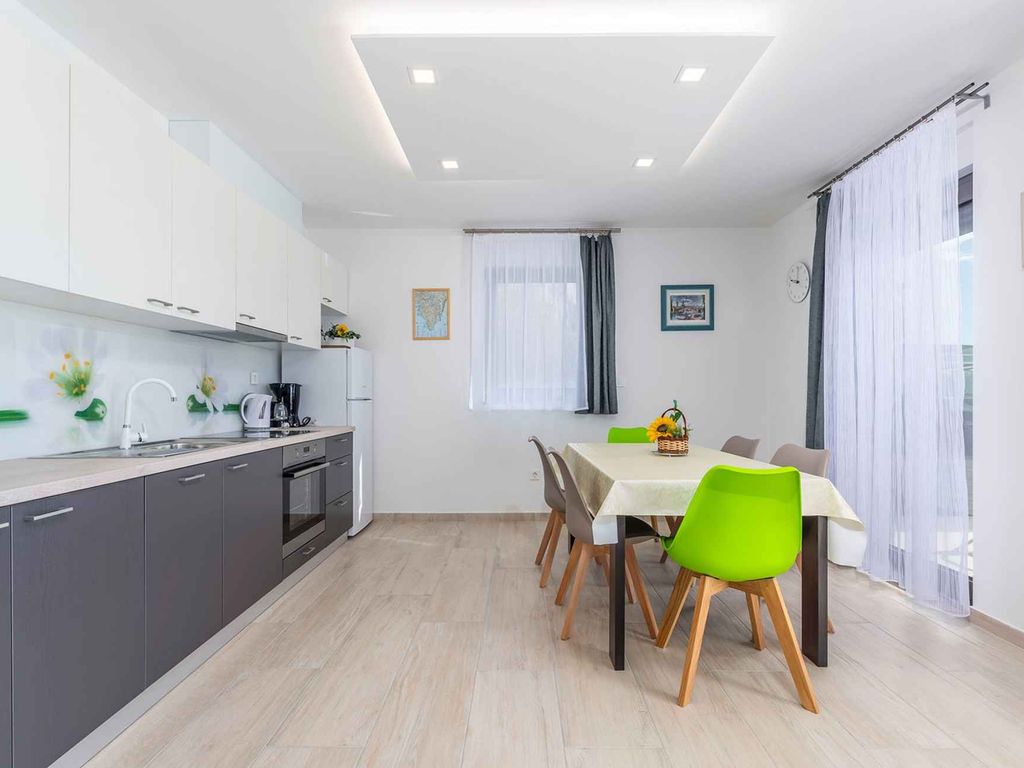 Eine schöne Wohnung mit Terrasse für 4 Personen in der Nähe von Porec