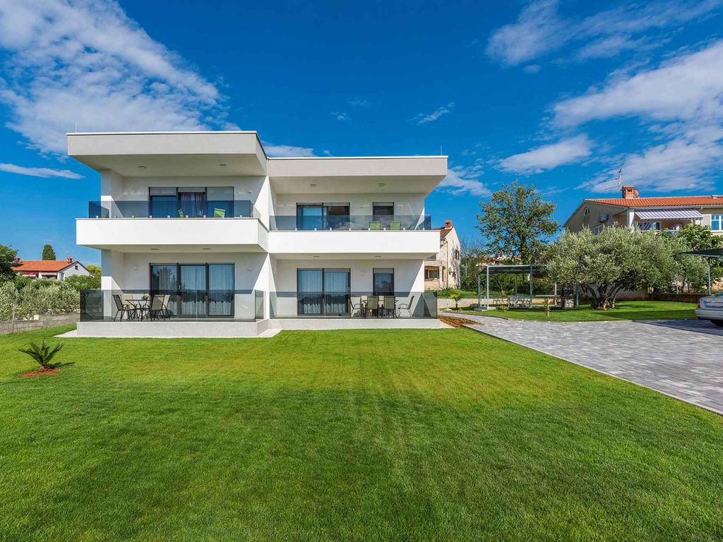 Eine schöne Wohnung mit Terrasse für 4 Personen in der Nähe von Porec