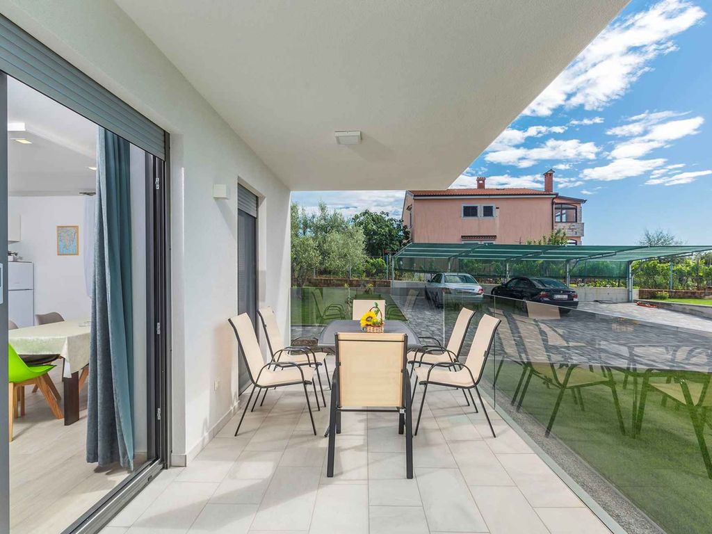 Eine schöne Wohnung mit Terrasse für 4 Personen in der Nähe von Porec