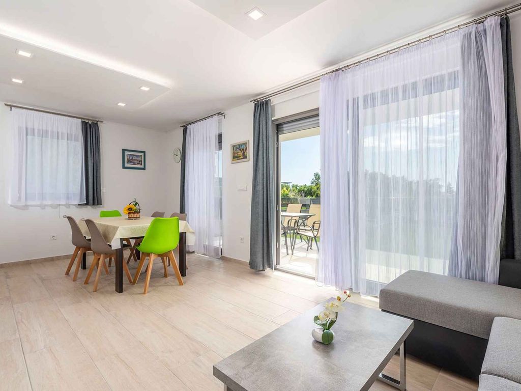 Eine schöne Wohnung mit Terrasse für 4 Personen in der Nähe von Porec