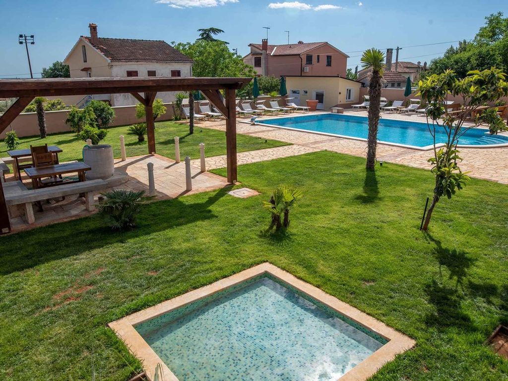 Ferienwohnung mit Pool und Grill