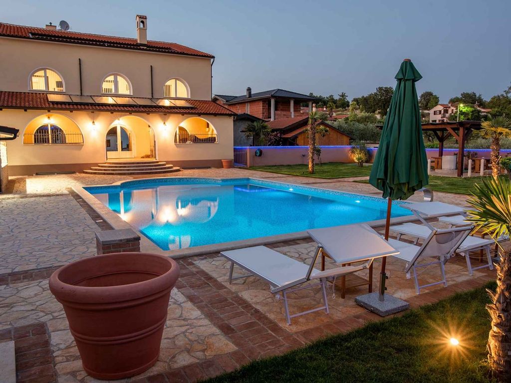 Ferienwohnung mit Pool und Grill