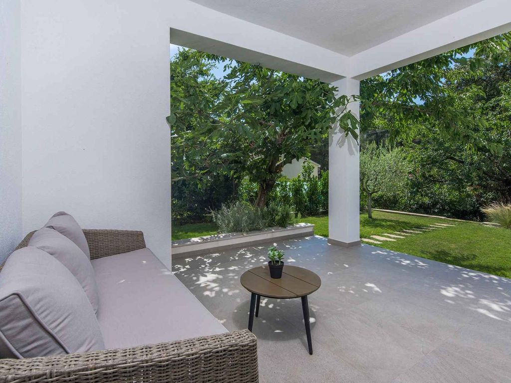 Modern eingerichtetes Apartment mit eigener Terrasse und Garten für ein Paar