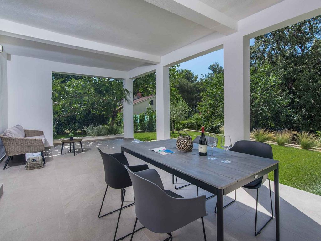 Modern eingerichtetes Apartment mit eigener Terrasse und Garten für ein Paar