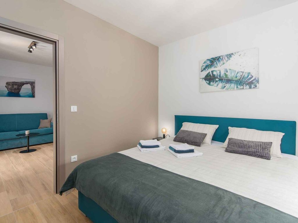 Modern eingerichtetes Apartment mit eigener Terrasse und Garten für ein Paar