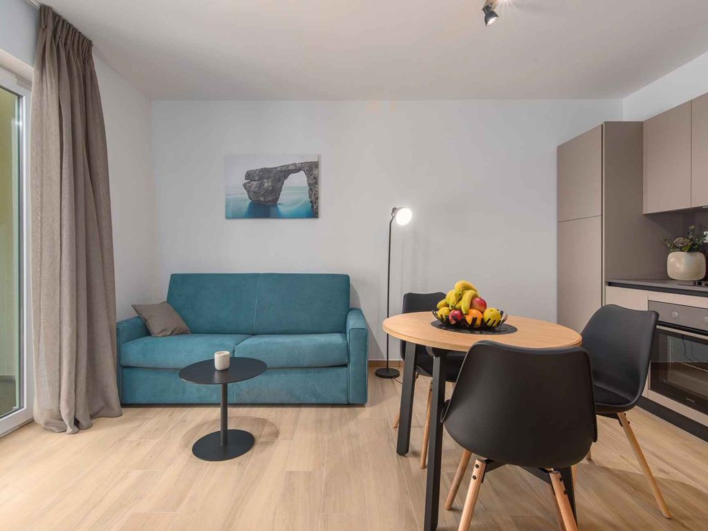 Modern eingerichtetes Apartment mit eigener Terrasse und Garten für ein Paar