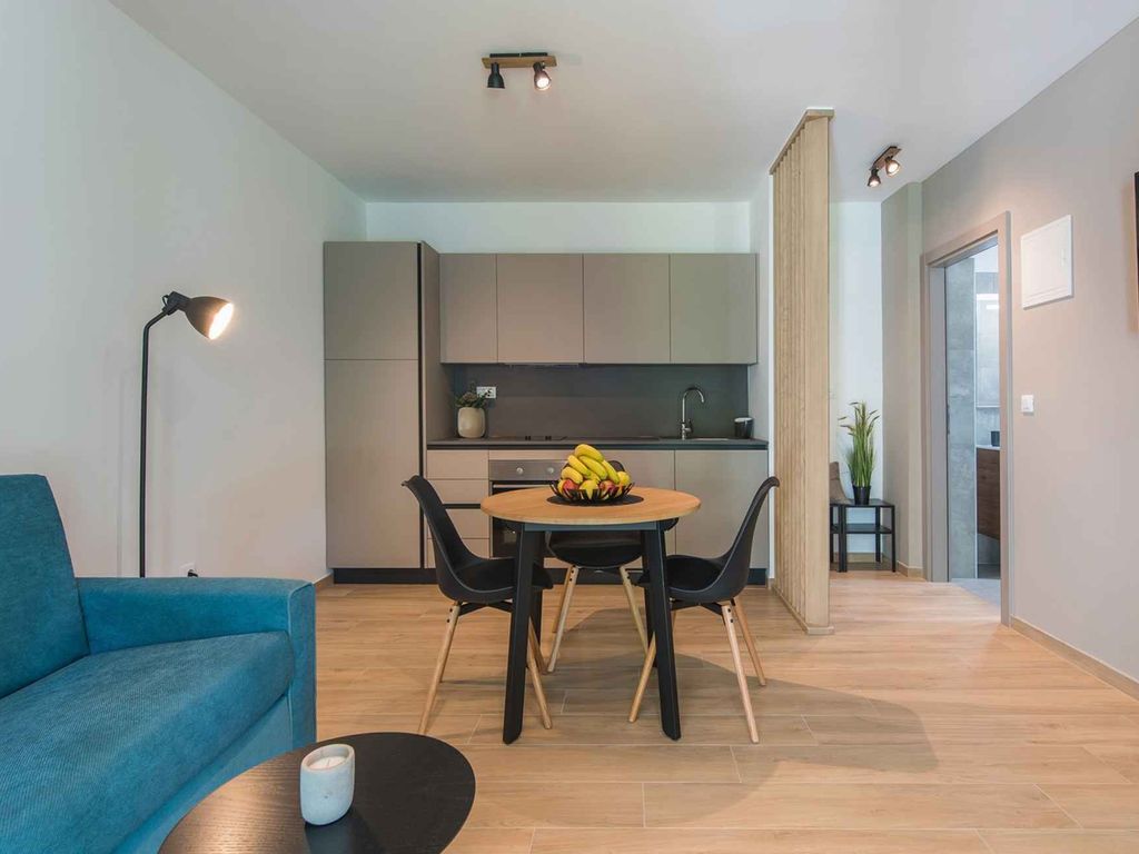 Modern eingerichtetes Apartment mit eigener Terrasse und Garten für ein Paar