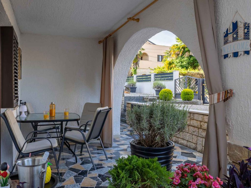 Apartment mit einem Schlafzimmer, Ljubica, nur zweihundert Meter vom Strand entfernt