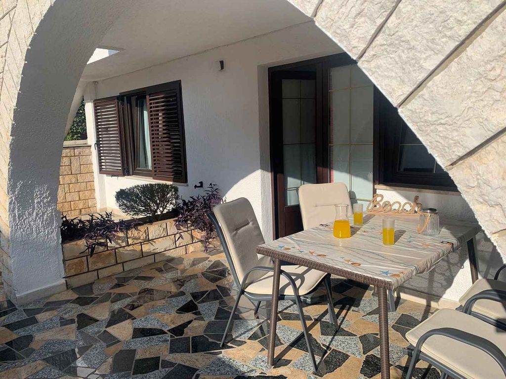 Apartment mit einem Schlafzimmer, Ljubica, nur zweihundert Meter vom Strand entfernt