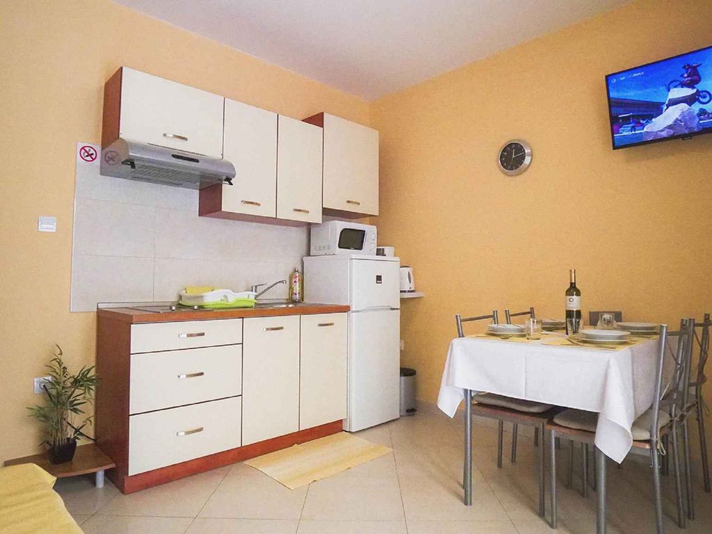 Ferienwohnung im Erdgeschoss, etwa dreihundert Meter vom Meer entfernt