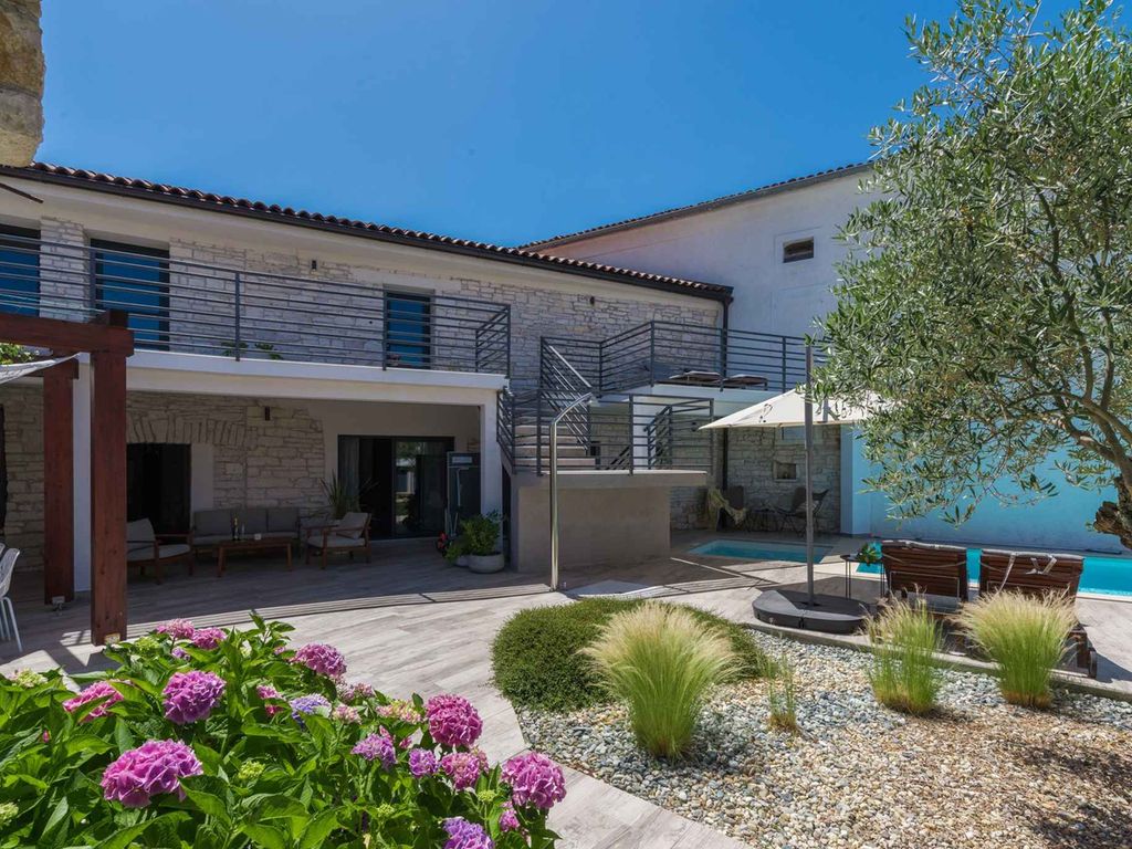 Villa mit Pool für bis zu 10 Personen in Rovinjsko Selo