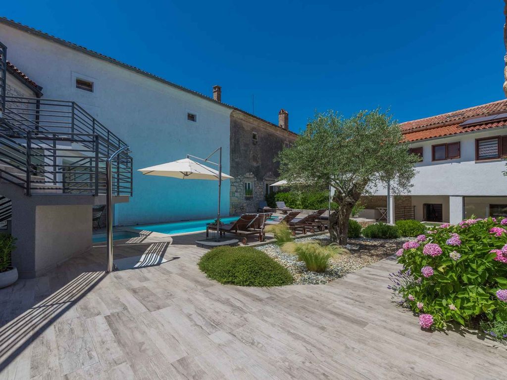Villa mit Pool für bis zu 10 Personen in Rovinjsko Selo