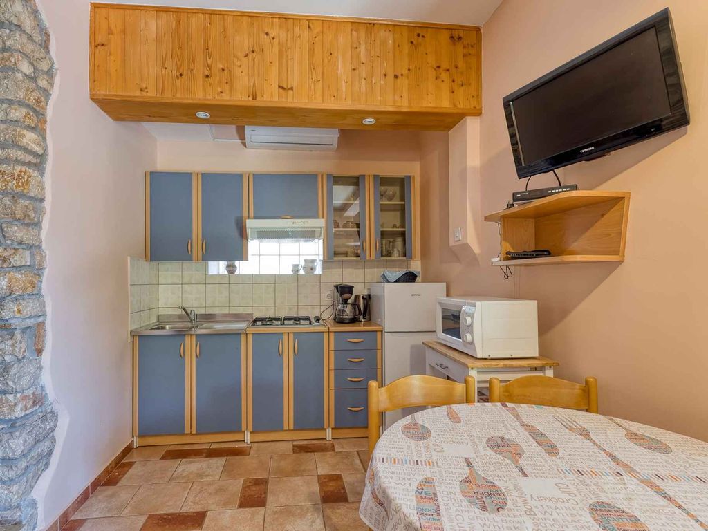 Apartment mit zwei Schlafzimmern, Garten und Terrasse in Kaštelir