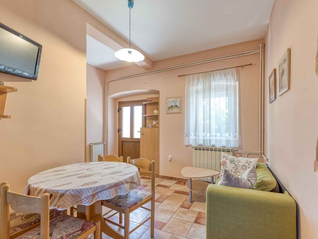Apartment mit zwei Schlafzimmern, Garten und Terrasse in Kaštelir
