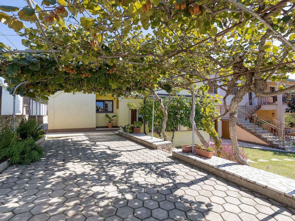 Apartment mit zwei Schlafzimmern, Garten und Terrasse in Kaštelir