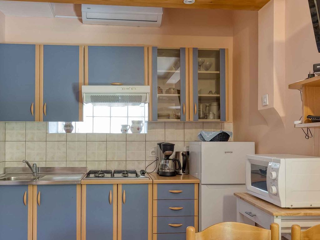 Apartment mit zwei Schlafzimmern, Garten und Terrasse in Kaštelir