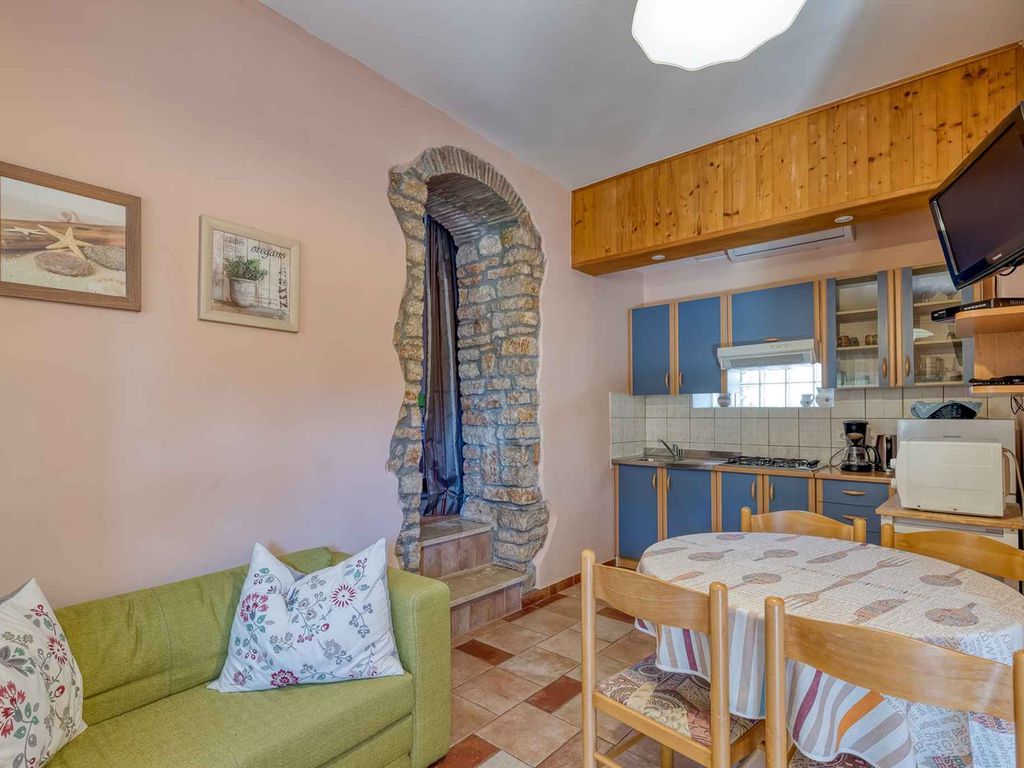 Apartment mit zwei Schlafzimmern, Garten und Terrasse in Kaštelir