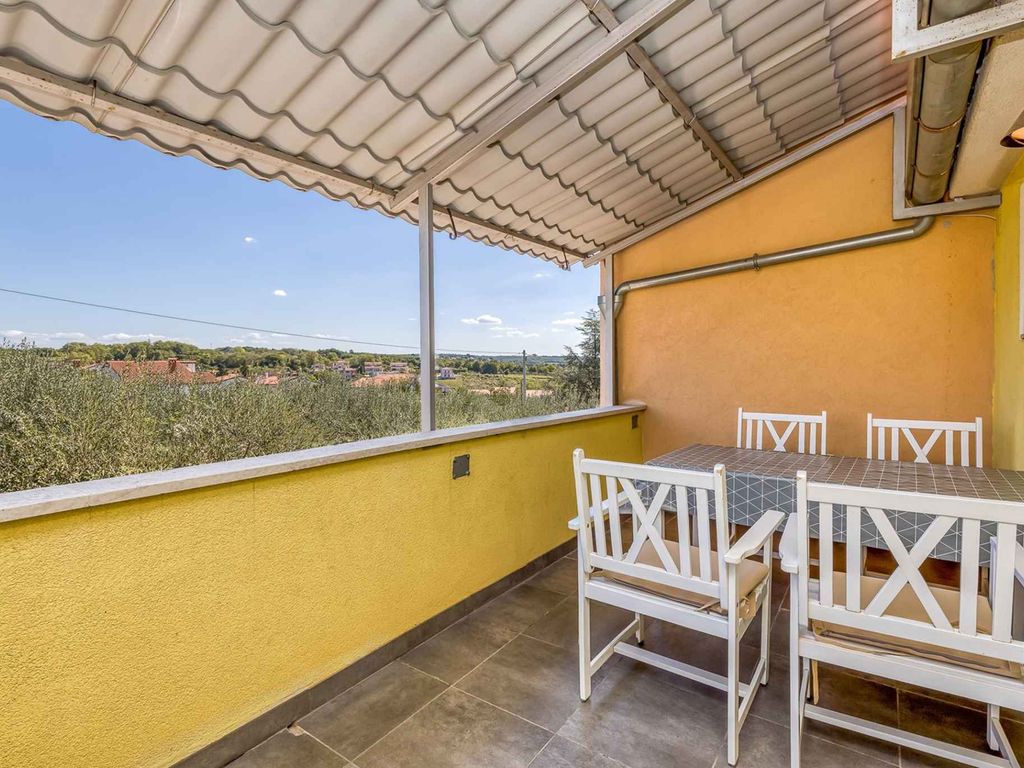 Ferienwohnung mit zwei Schlafzimmern und Terrasse, in Kaštelir - Haustiere sind willkommen