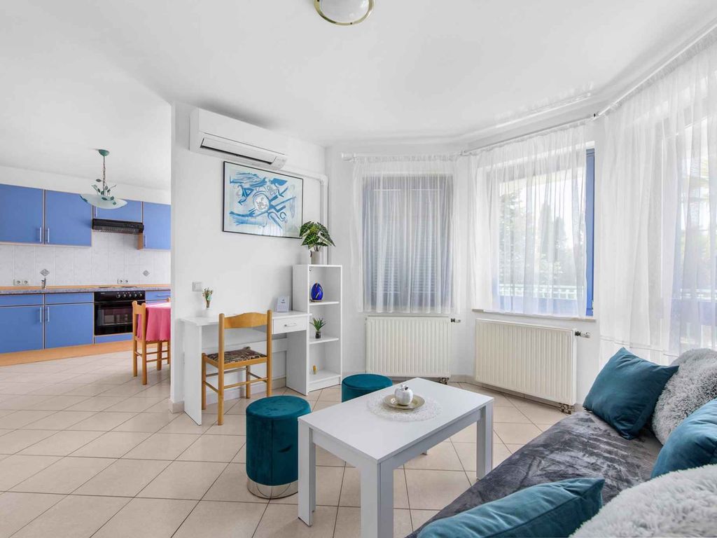 Apartment mit großem Balkon, einem Schlafzimmer und Meerblick