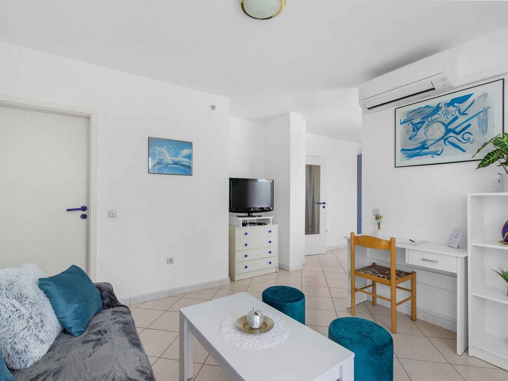 Apartment mit großem Balkon, einem Schlafzimmer und Meerblick
