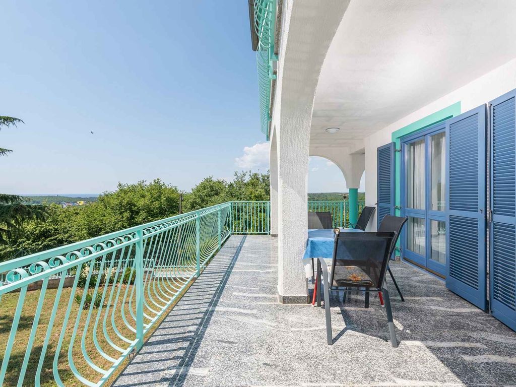 Apartment mit großem Balkon, einem Schlafzimmer und Meerblick