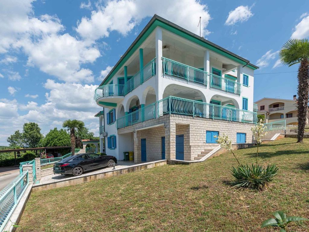 Apartment mit großem Balkon, einem Schlafzimmer und Meerblick