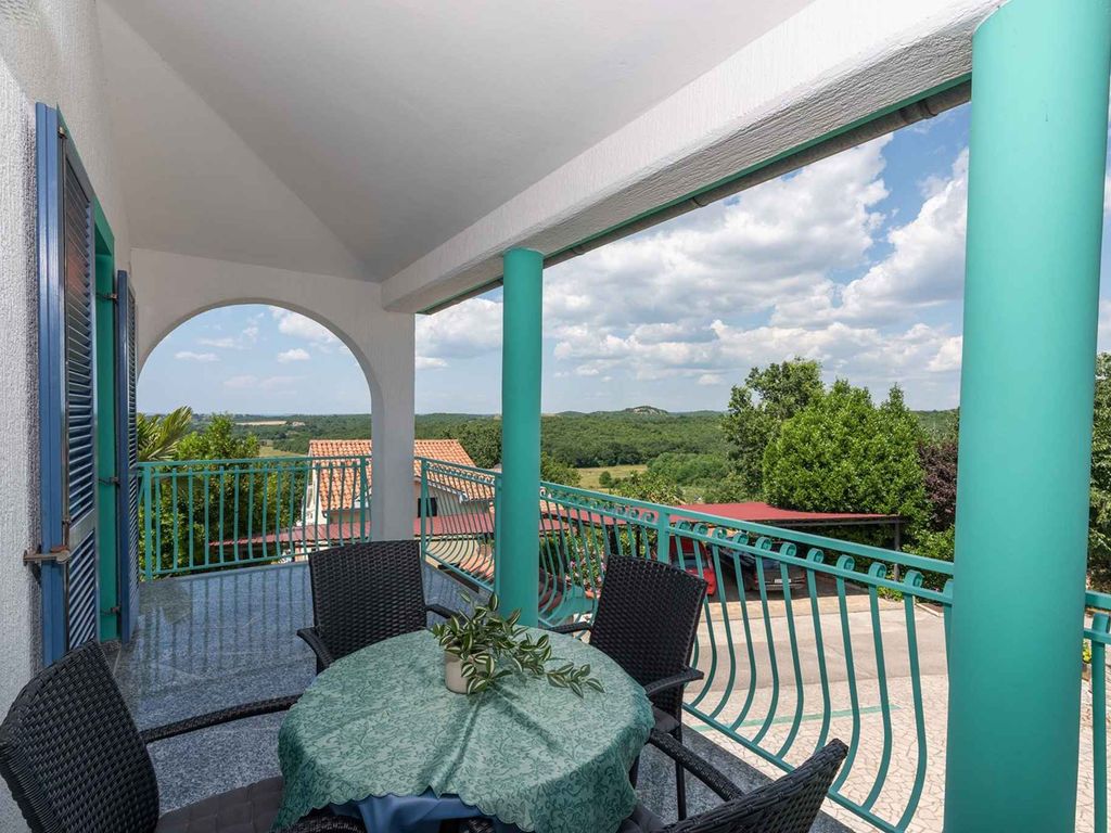Apartment mit großem Balkon, zwei Schlafzimmern, Parkplatz, WLAN, für 4-5 Personen