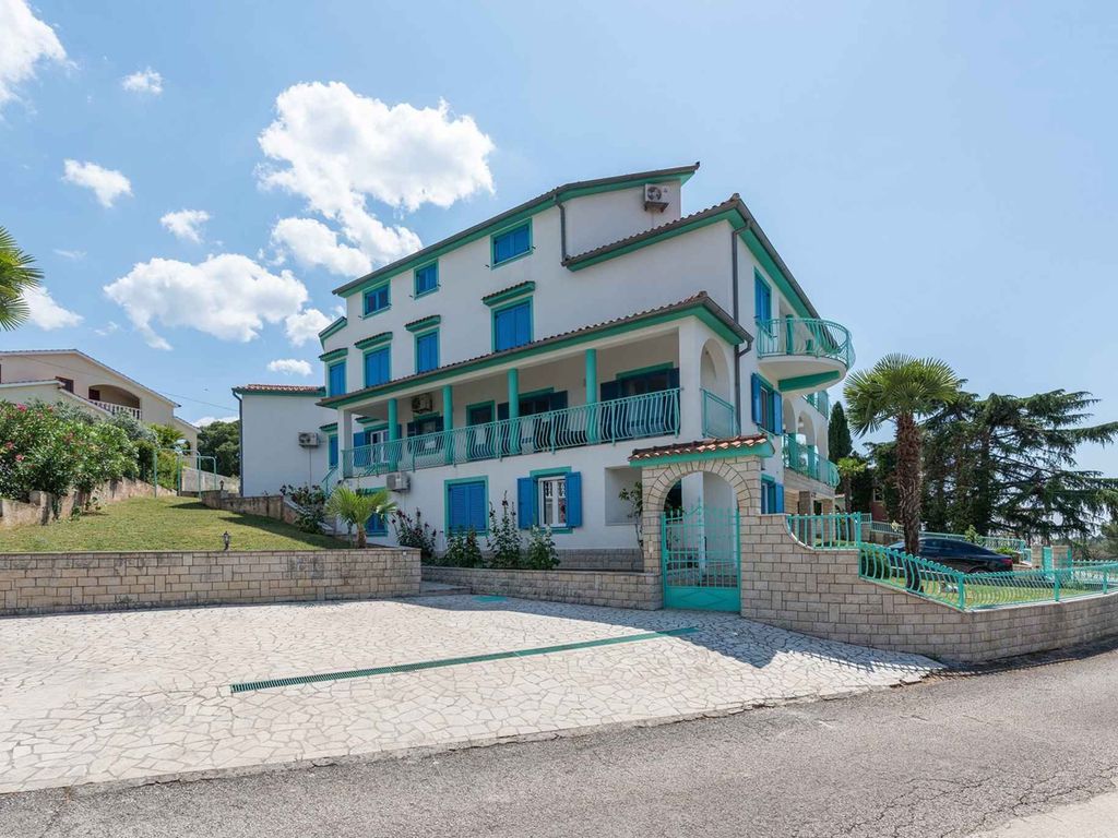 Apartment mit großem Balkon, zwei Schlafzimmern, Parkplatz, WLAN, für 4-5 Personen
