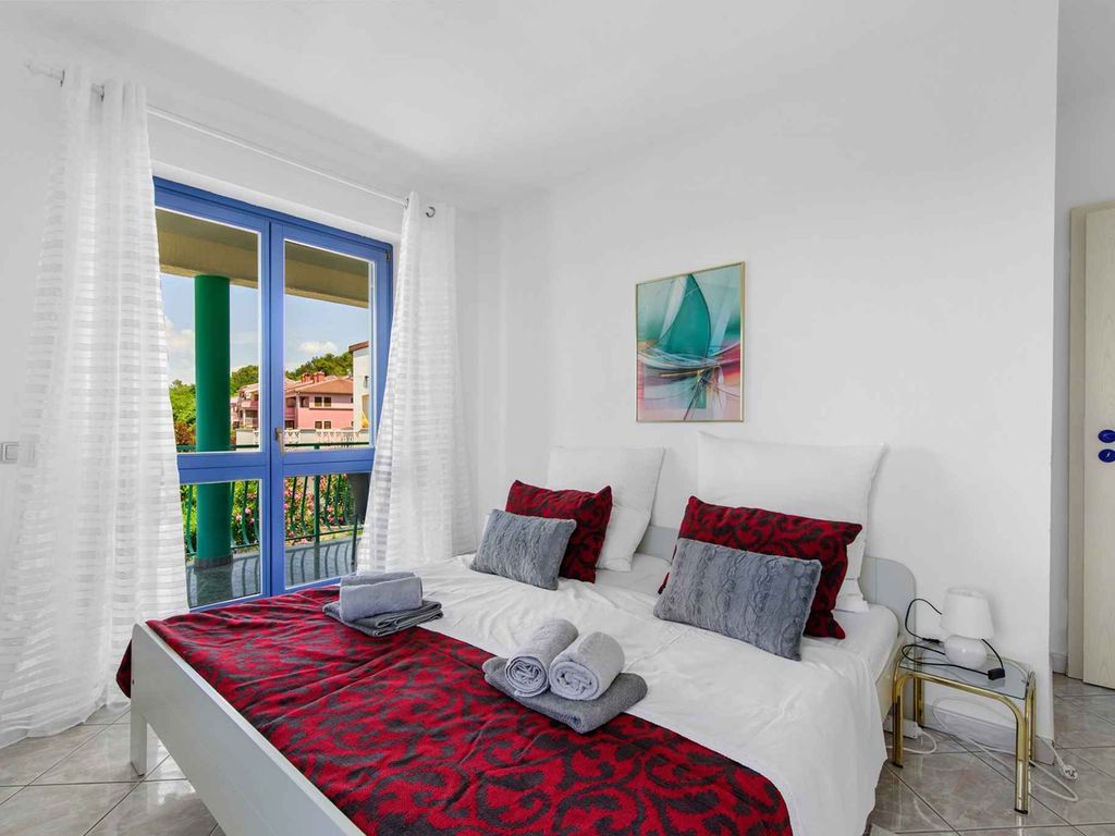 Apartment mit großem Balkon, zwei Schlafzimmern, Parkplatz, WLAN, für 4-5 Personen