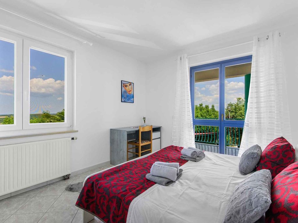 Apartment mit großem Balkon, zwei Schlafzimmern, Parkplatz, WLAN, für 4-5 Personen