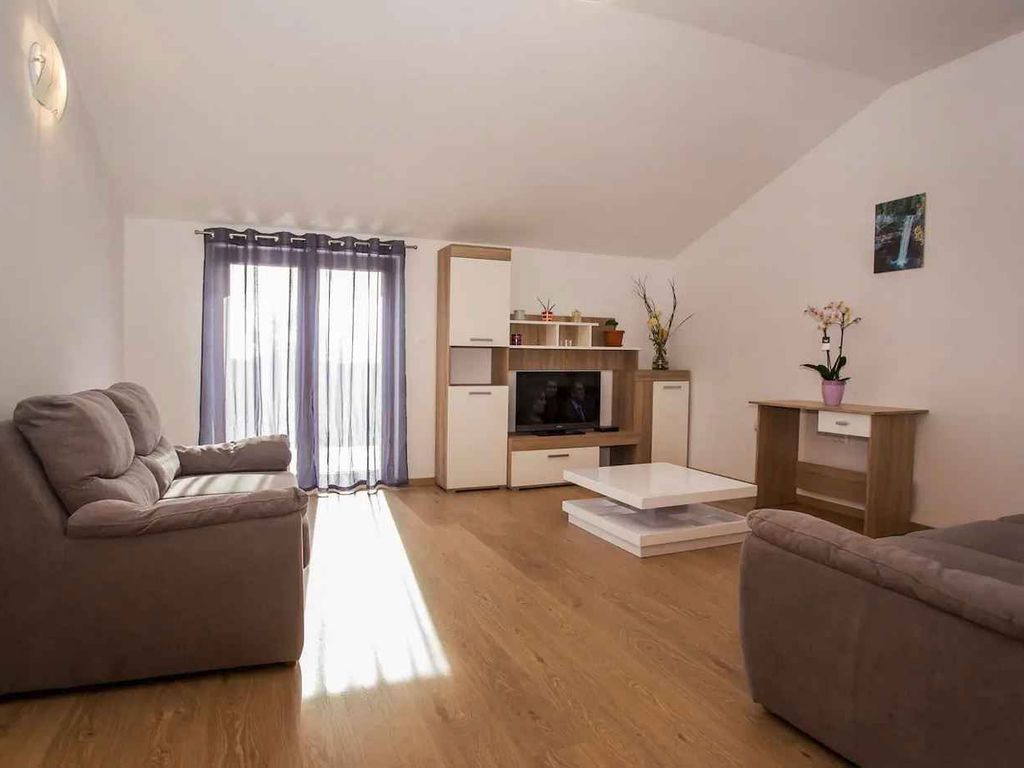 Apartment mit zwei Schlafzimmern, Garten, WLAN für 6 Personen, 8 km von Vrsar entfernt