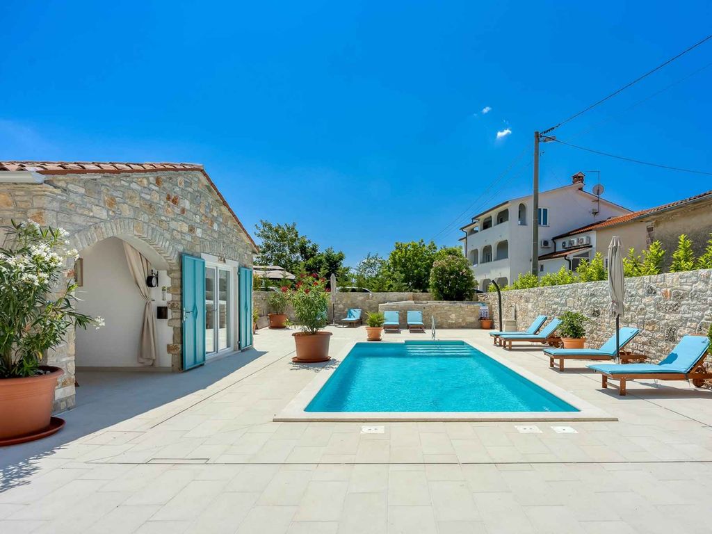 Villa mit Pool und Klimaanlage