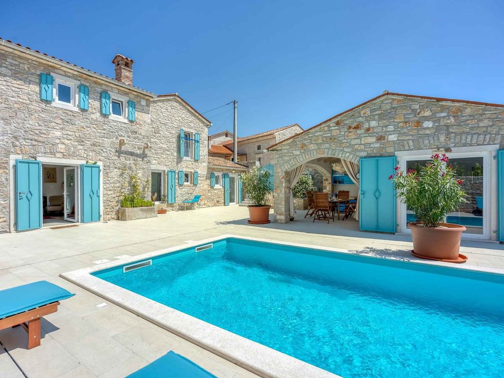 Villa mit Pool und Klimaanlage