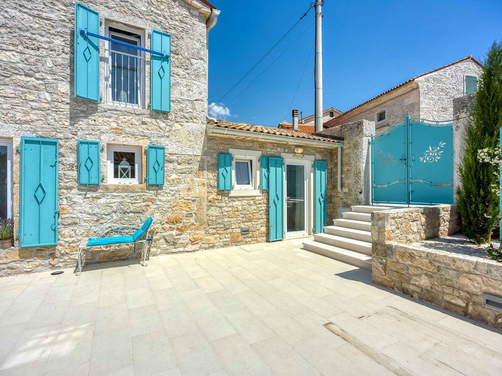 Villa mit Pool und Klimaanlage