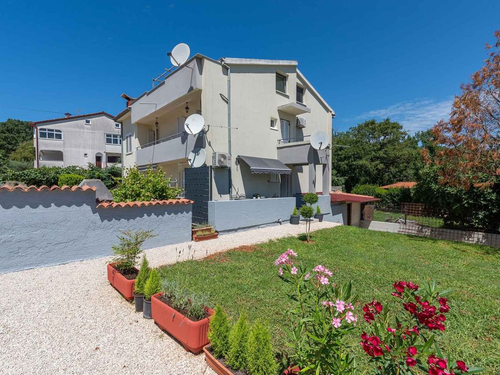 Apartment mit Terrasse, Garten und zwei Schlafzimmern, Parkplatz vorhanden